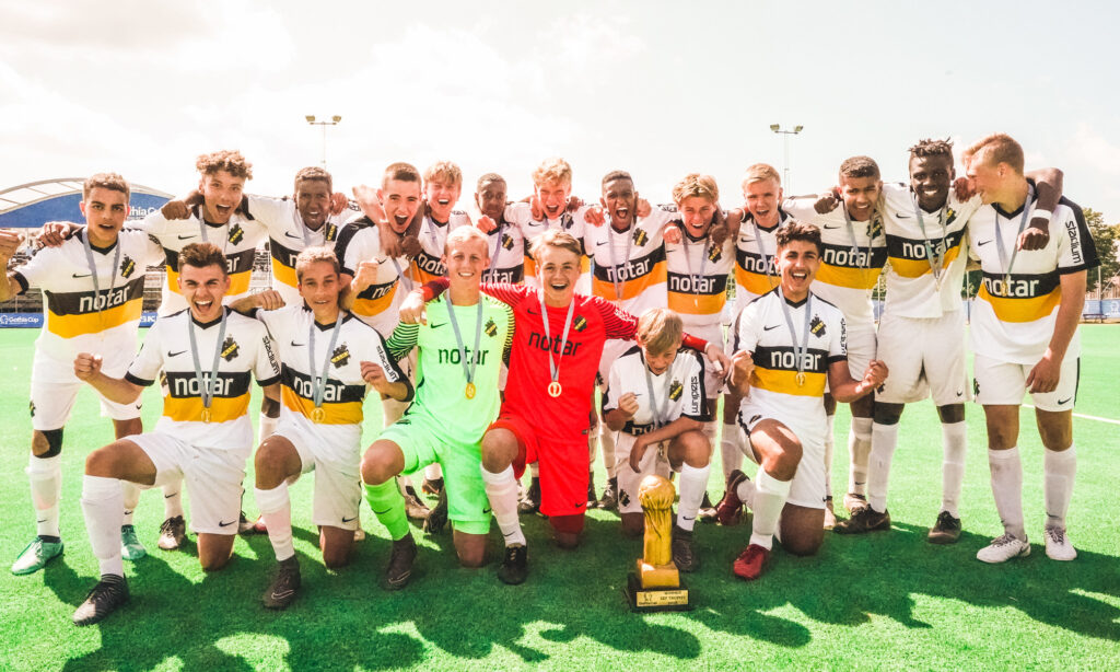 följ med aik:s spännande resa mot seger i finalen! se hur laget triumferar i den viktigaste matchen och upplev känslan av seger tillsammans med supportarna.