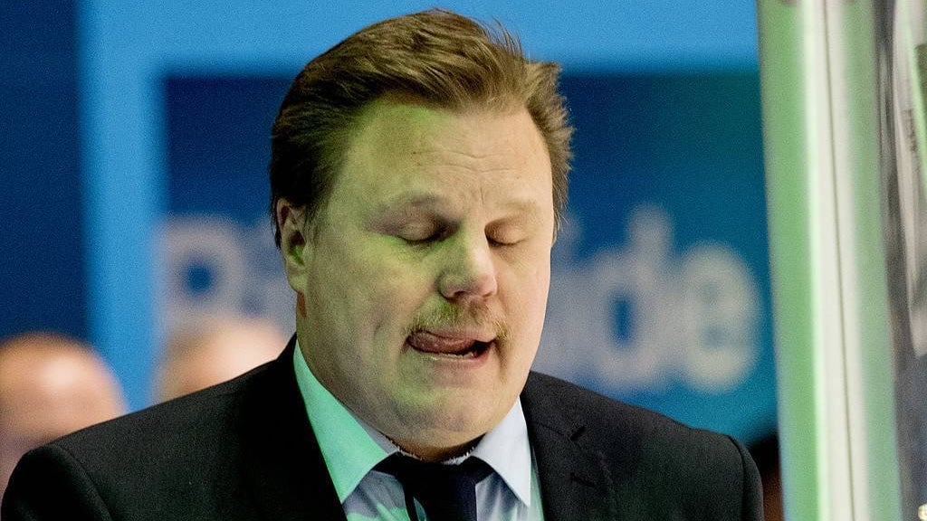 upplev spänningen när carlsson ansluter till färjestad! följ med på hans resa och se vad han kan tillföra laget. känn atmosfären och förbered dig för en säsong fylld av action och hockeyglädje.