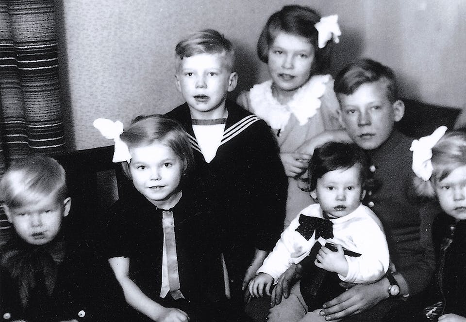 familjen ger sitt fulla stöd till bäckström i alla hans strävanden. upptäck hur familjeband och gemenskap spelar en avgörande roll i hans framgångar och personliga utveckling.