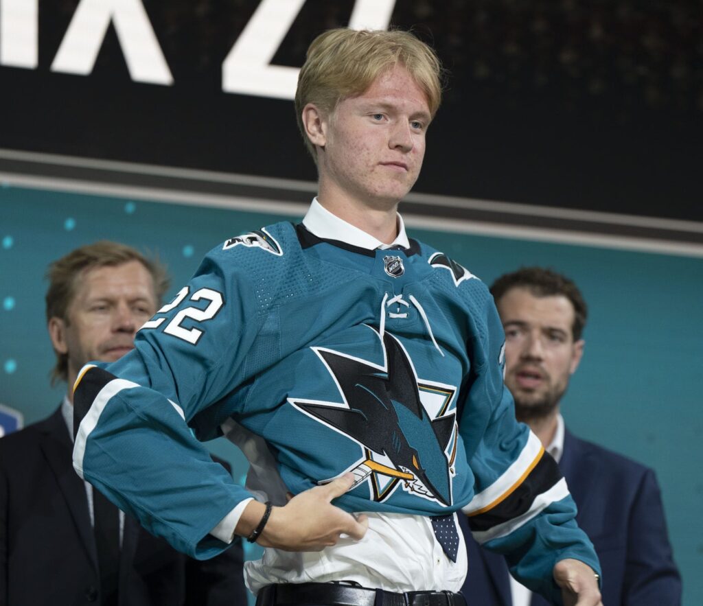 upptäck filip bystedt, den lovande hockeytalangen som imponerar med sin teknik och spelkänsla. följ hans resa inom hockeyns värld och se hur han strävar efter att nå toppen.