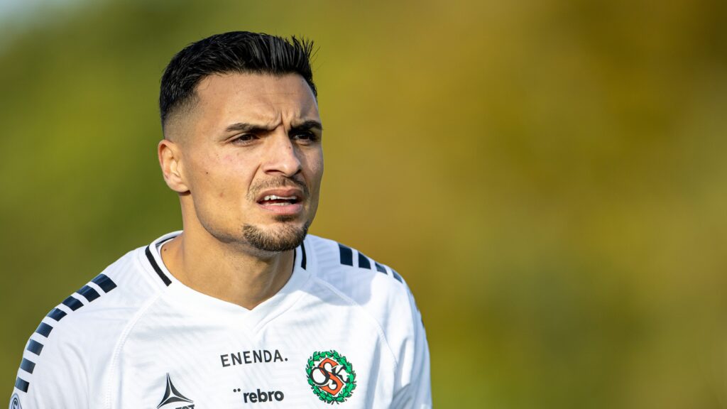 upptäck möjligheterna för före detta spelare att skriva kontrakt utomlands. lär dig om de bästa ligorna, klubbarnas intressen och tips för att lyckas i en internationell fotbollskarriär.