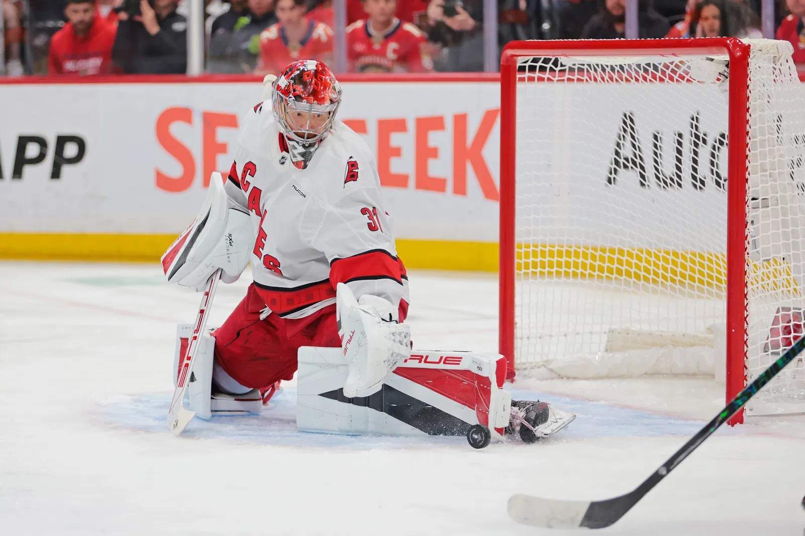 hurricanes anställer abbott för att förstärka laget inför kommande säsong. upptäck vad denna stjärnspelare kan bidra med i kampen om pucken i nhl!