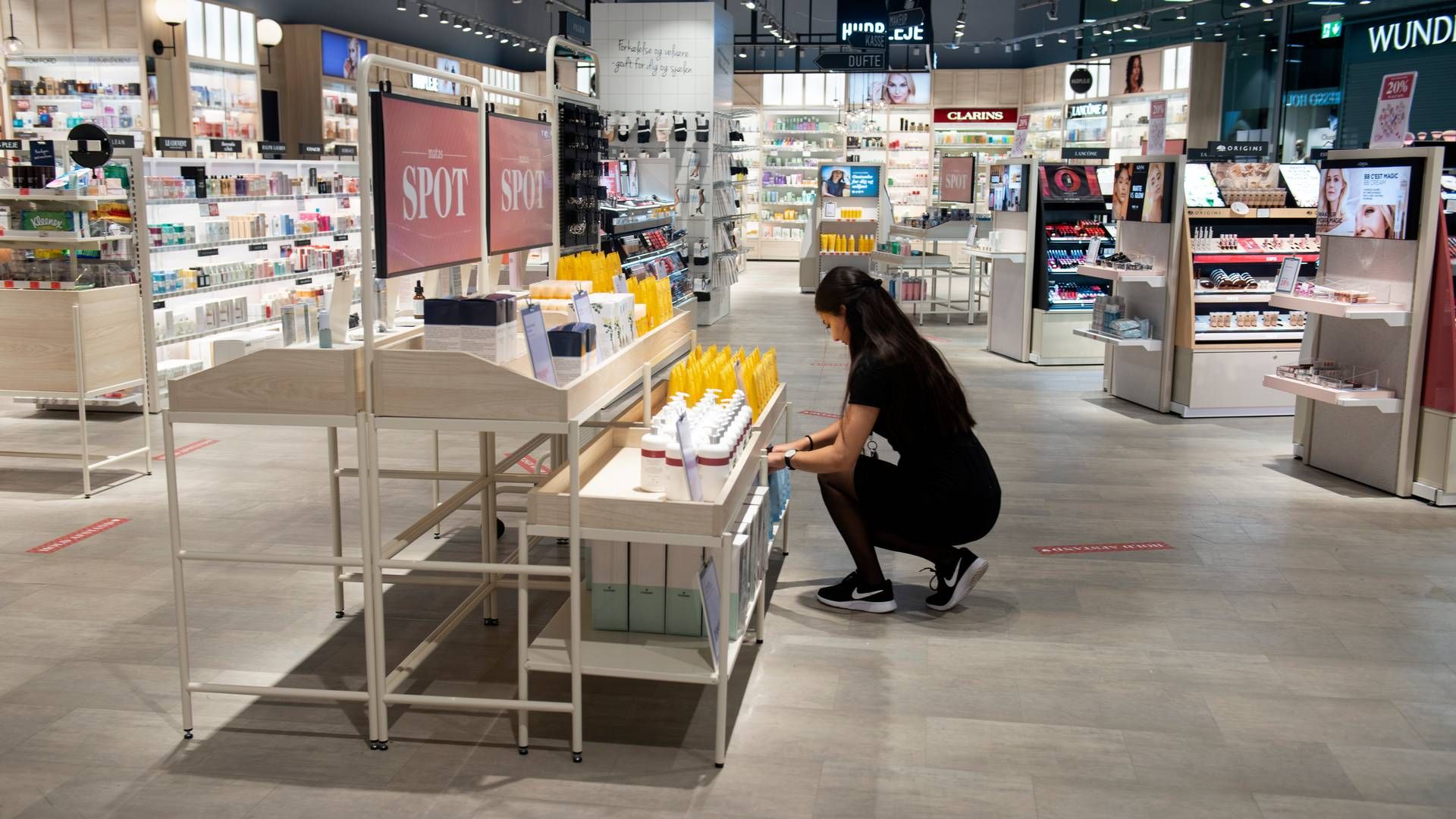 upptäck de senaste inom sneakers och sportkläder på kicks sverige. handla trendiga skor och unika stilar som passar din personlighet och livsstil. välkommen till kicks för exclusiva erbjudanden och inspiration!