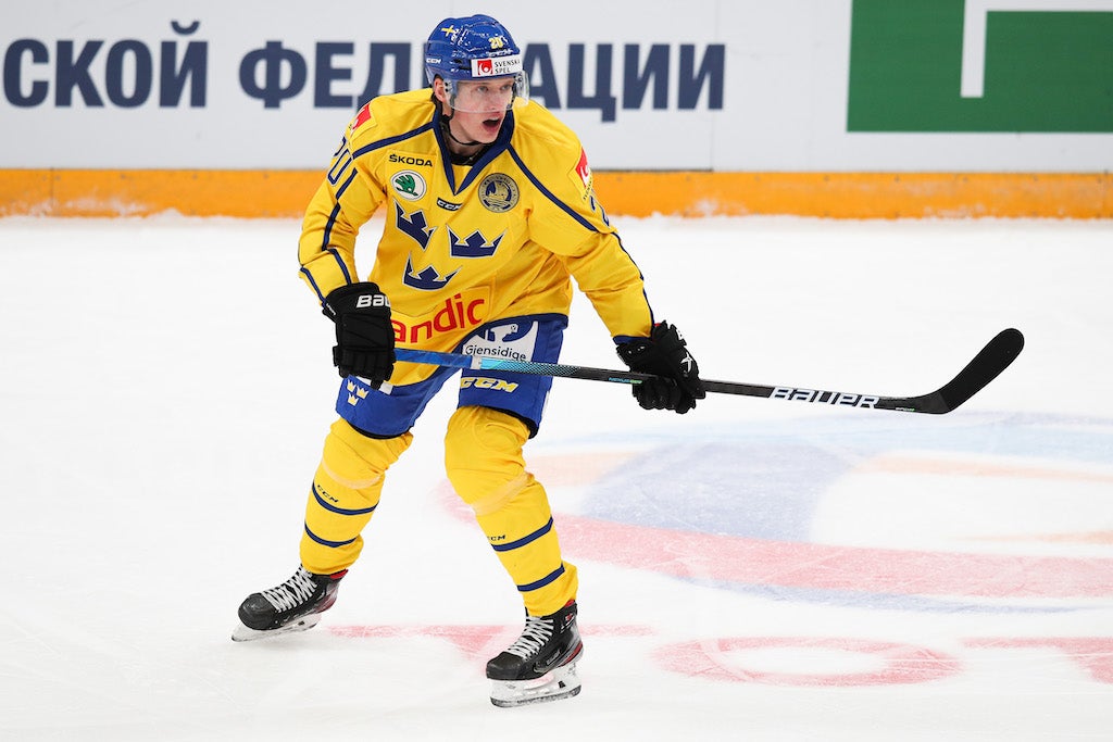 lawrence ansluter till hv71 - följ hans resa och se hur han kommer att påverka laget i den kommande säsongen. upptäck hans prestationer och förväntningar fullt ut!