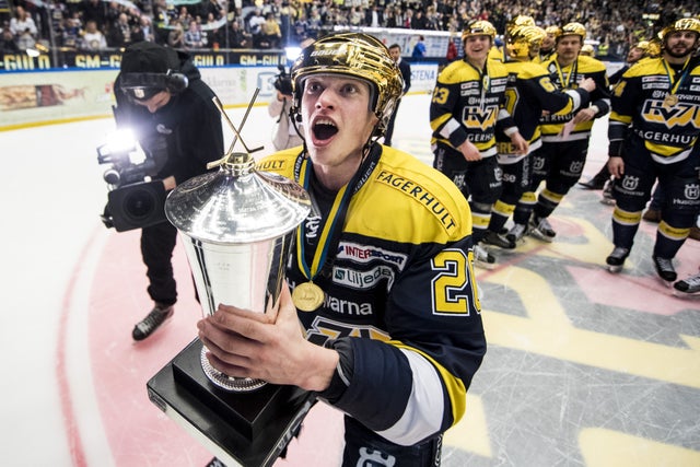 lawrence ansluter till hv71: följ med på hans resa till klubben och upptäck hur hans ankomst kan påverka laget. läs mer om hans spelstil och dess betydelse för hv71:s framtid.