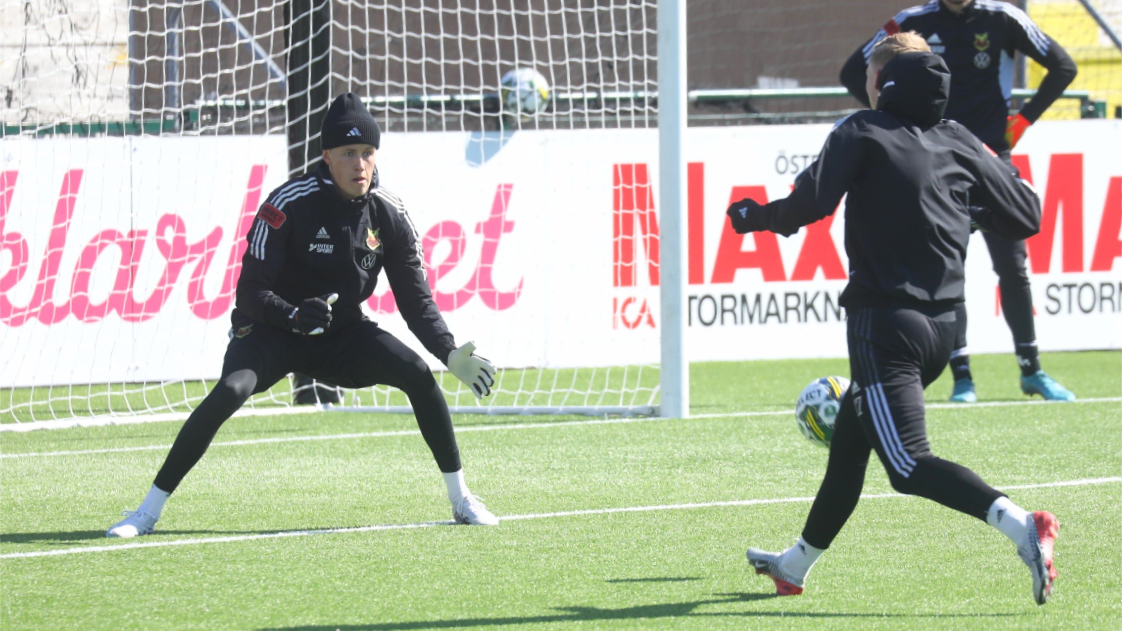 upptäck den inspirerande berättelsen om målvaktstalangens seger, en resa som visar på hårt arbete, beslutsamhet och den passion som behövs för att nå sina drömmar på fotbollsplanen.