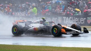 följ med när lando norris pratar om sin förlust mot max verstappen i det senaste racet. upptäck insikter, strategier och vad som kan komma härnäst i formel 1-världen.