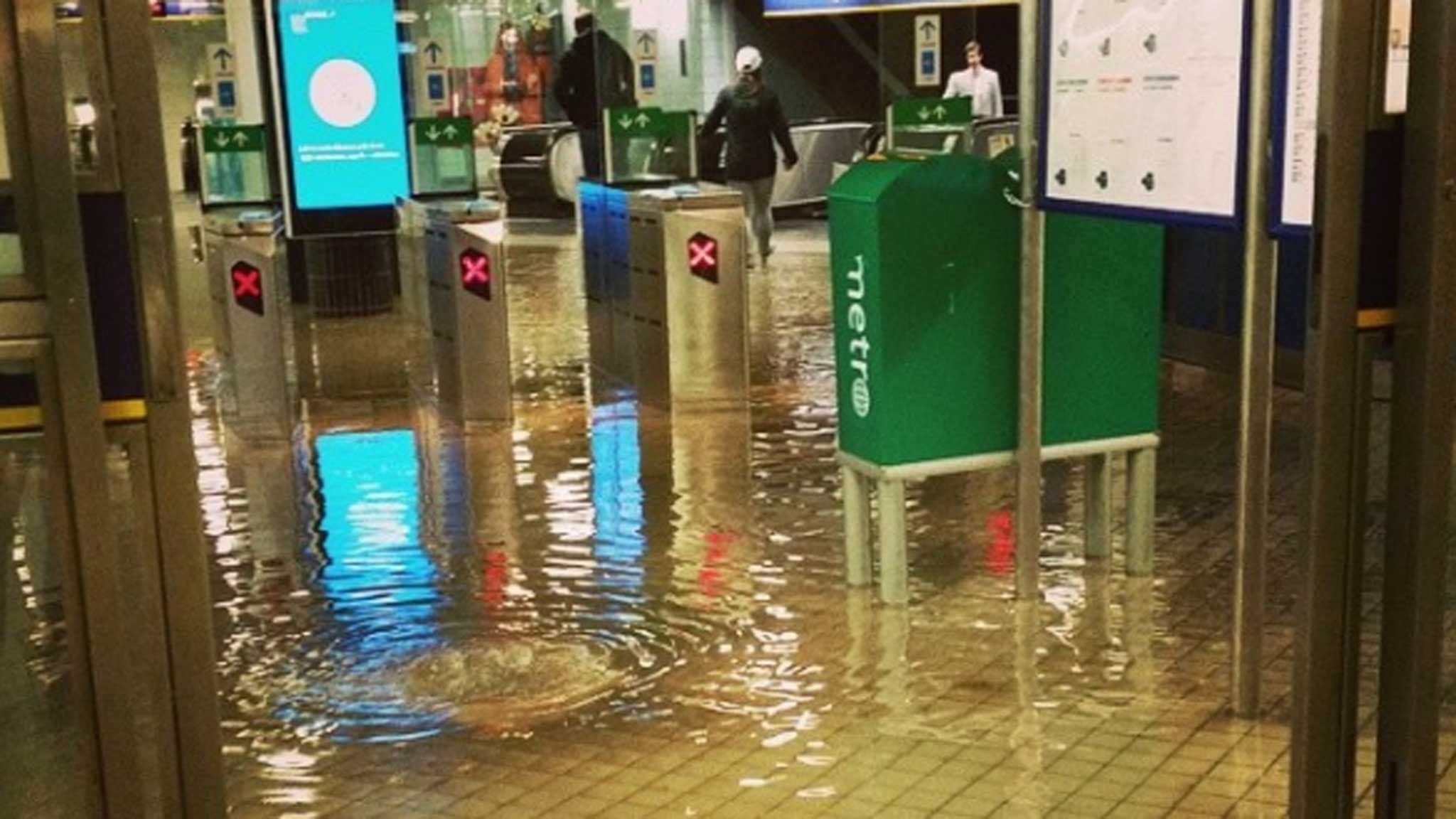 följ den senaste informationen om översvämningar i stockholm och deras påverkan på trafiken. håll dig uppdaterad med väg- och kollektivtrafikinformation samt säkerhetstips.