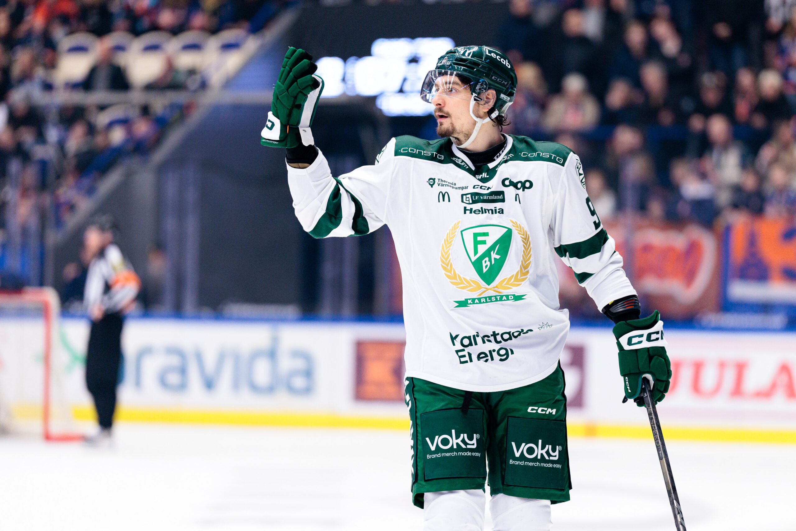 upplev spänningen i finalen mellan zürich och färjestad i chl. titta på de bästa lagen i action och se vem som kommer att ta hem titeln i denna intensiva match!