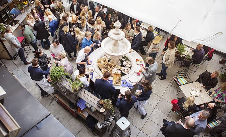 upptäck stockholms bästa afterwork-platser! hitta tips på moderna barer, mysiga pubar och trendiga restauranger för en perfekt kväll med kollegor och vänner i huvudstaden.