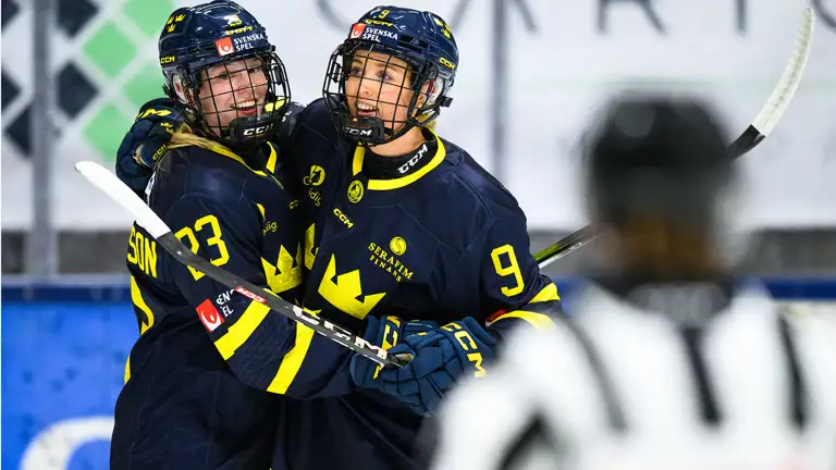 följ damkronorna i euro hockey tour – allt om matcher, spelschema, resultat och höjdpunkter. senaste nyheter och analyser om det svenska damlandslaget i ishockey.