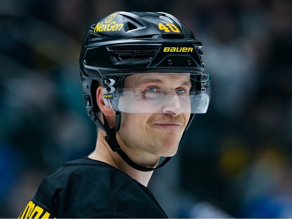 elias pettersson delar sina tankar om den utmanande säsongen och hur han navigerat genom motgångar. få en inblick i hans reflektioner och utveckling som spelare.