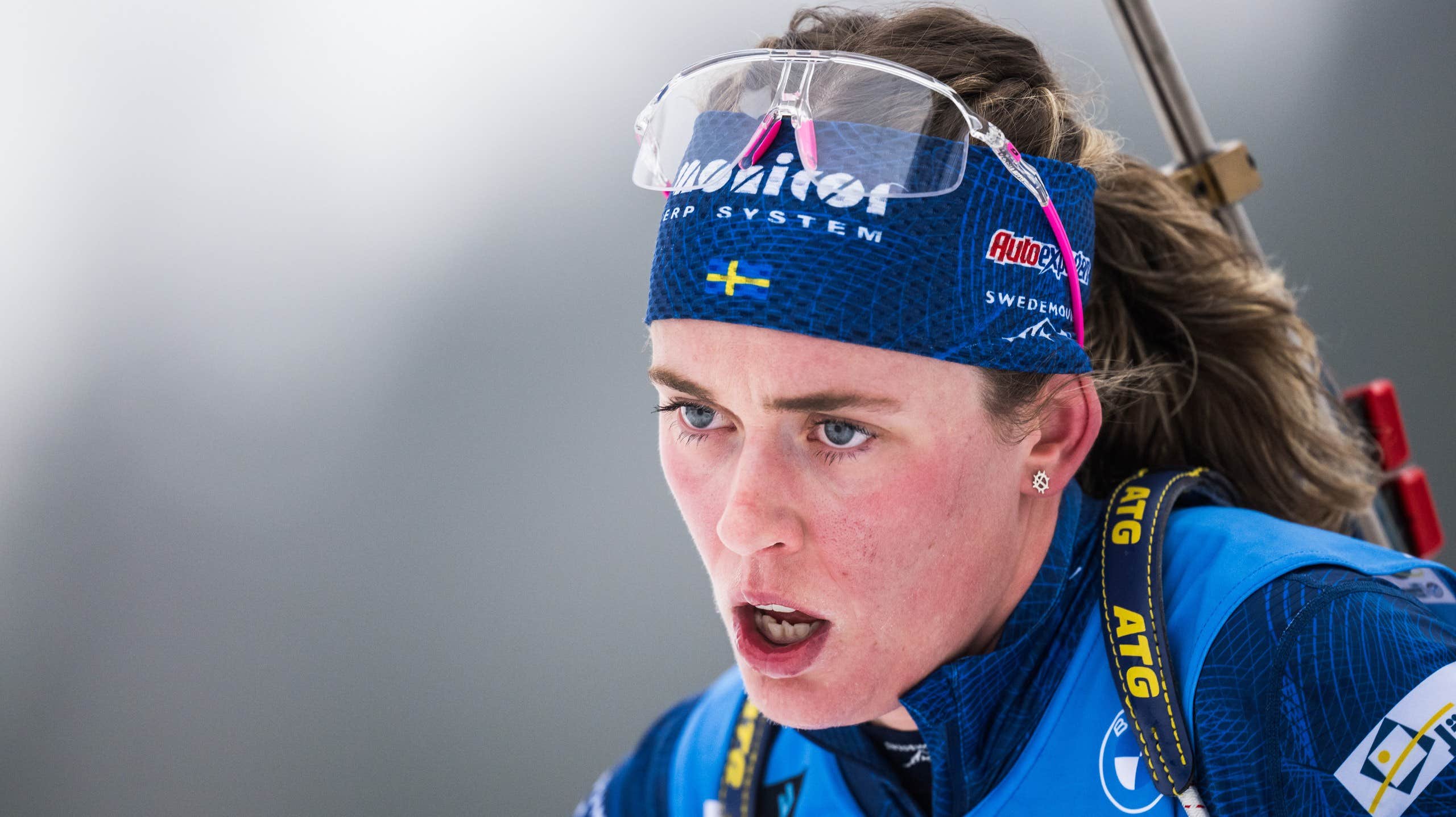 upptäck elvira öberg i en spännande hockeykamp! följ med när skidskyttestjärnan tar sig an nya utmaningar på isen och visar sin tävlingsanda i hockeyvärlden.