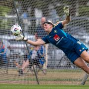upptäck den glada nyheten om att fotbollsmålvakten emma holmgren väntar barn. läs mer om hennes graviditet och framtidsplaner.
