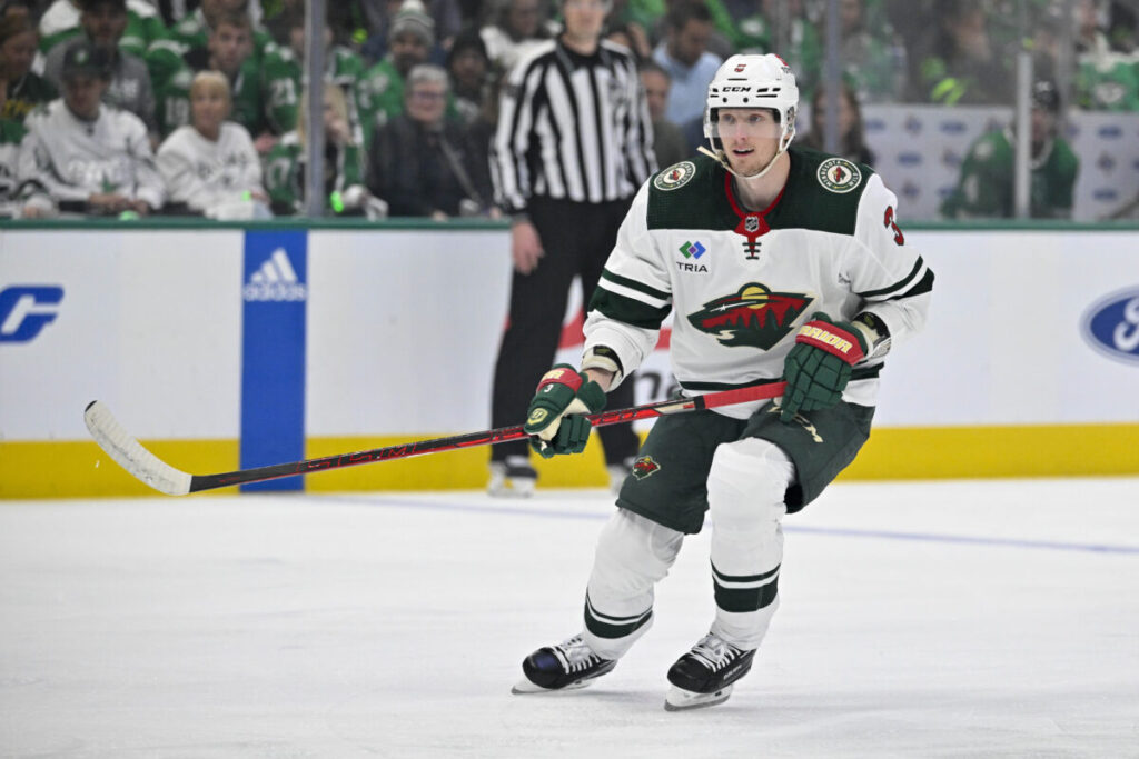 upptäck hur elias klingberg blomstrar i san josé, där hans talang och prestationer lyser starkare än någonsin. följ hans resa i nhl och se hur han påverkar laget!