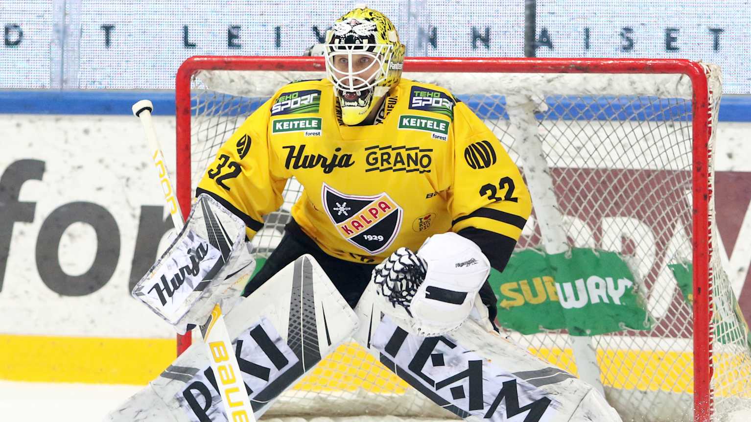 upptäck allt om målvaktspar: deras roller, samarbete och hur de bidrar till lagets framgång i ishockey och fotboll. lär dig mer om strategier och fördelar med två målvakter.