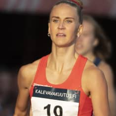 följ med när pulkkinen återvänder till finland i en spännande och känslosam berättelse som utforskar hans resa och återkoppling till sina rötter. upptäck de underbara landskapen och kulturarven i finland.