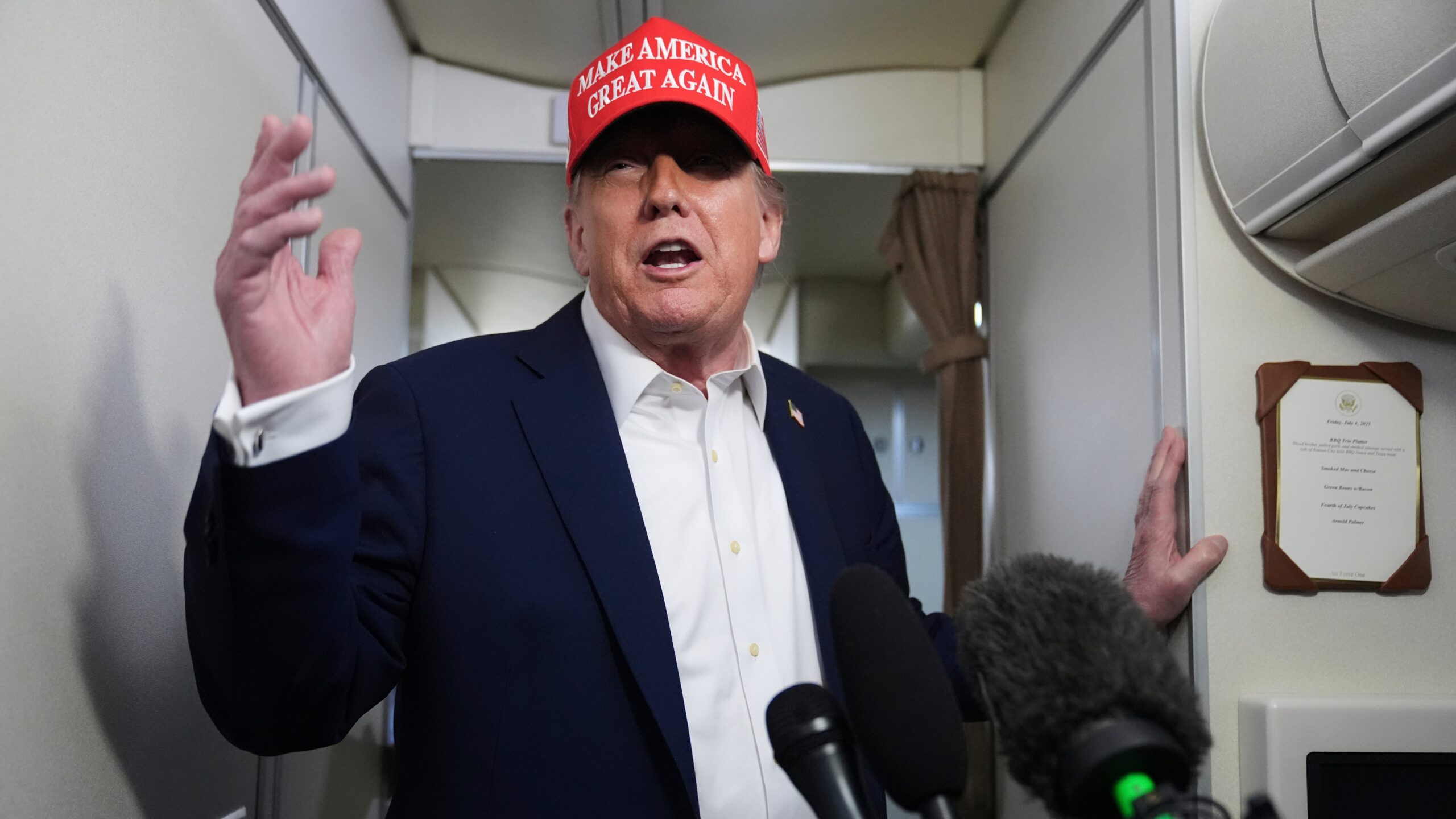 donald trump har meddelat att han förlänger tullpausen med kina, vilket ger lättnad i handelskonflikten och skapar stabilitet för företag på båda sidor.
