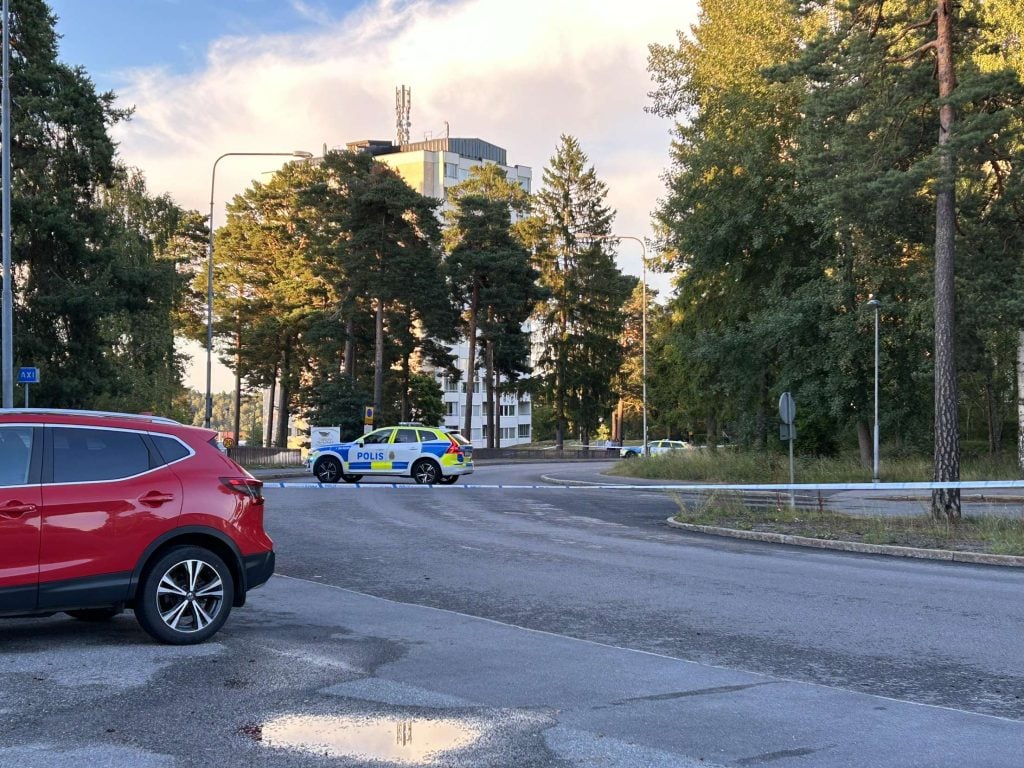 en explosiv eller farlig anordning har framgångsrikt neutraliserats av experter. ingen person har skadats och området är nu säkert. läs mer om insatsen och hur polisen hanterade situationen.