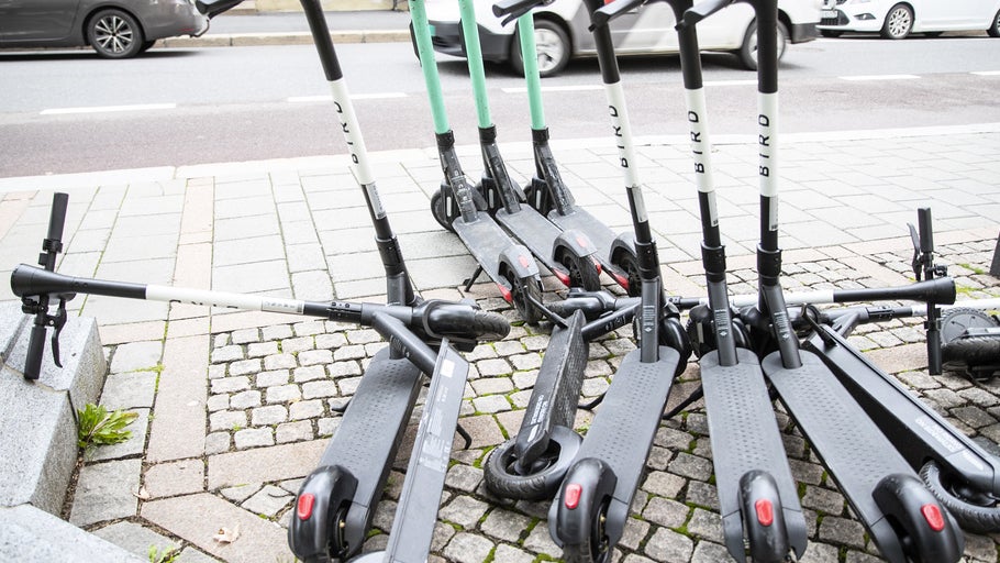 felparkerade elsparkcyklar kostade 2,4 miljoner kronor i böter. läs om var problemet är störst och vilka åtgärder som föreslås för att förbättra ordningen i svenska städer.