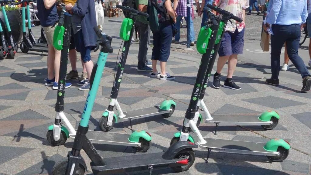 upptäck hur felparkering av elsparkcyklar har nått 2,4 miljoner tillfällen i sverige. lär dig mer om orsakerna, konsekvenserna och möjliga lösningar på detta växande problem.