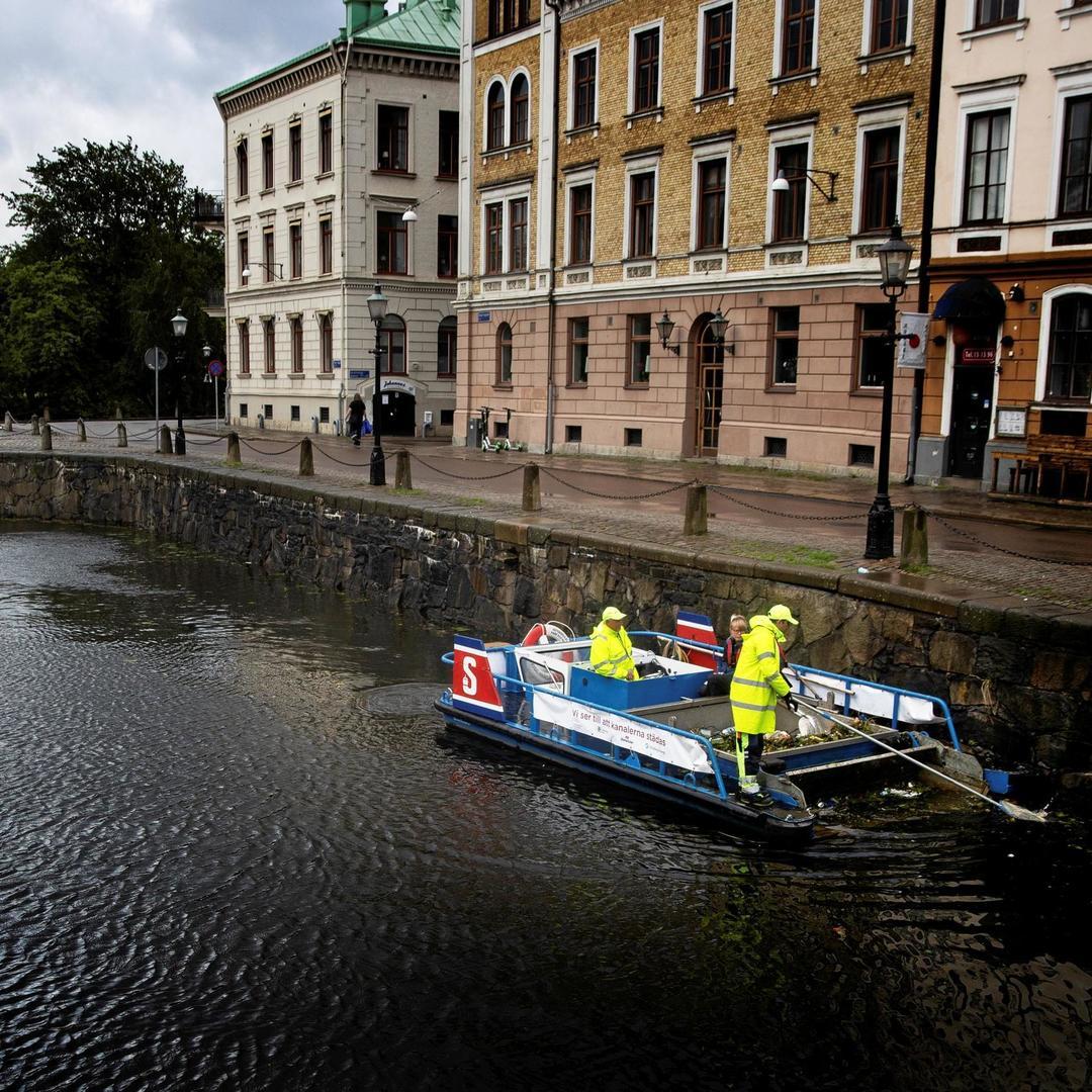 upptäck hur felparkering av elsparkcyklar har lett till 2,4 miljoner rapporterade fall i sverige. läs mer om orsaker, konsekvenser och möjliga lösningar på detta växande stadsproblem.