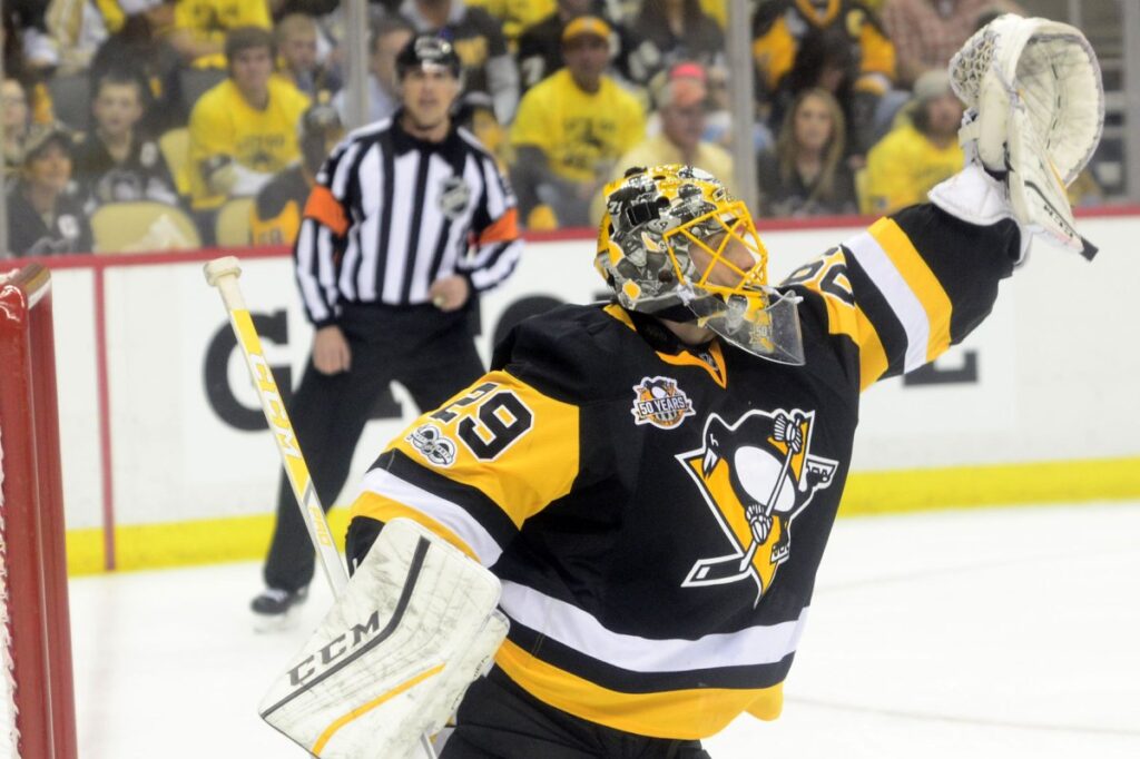 läs om målvakten marc-andré fleurys känslosamma avsked från pittsburgh penguins och hur klubben och fansen hedrade hans insatser genom åren.