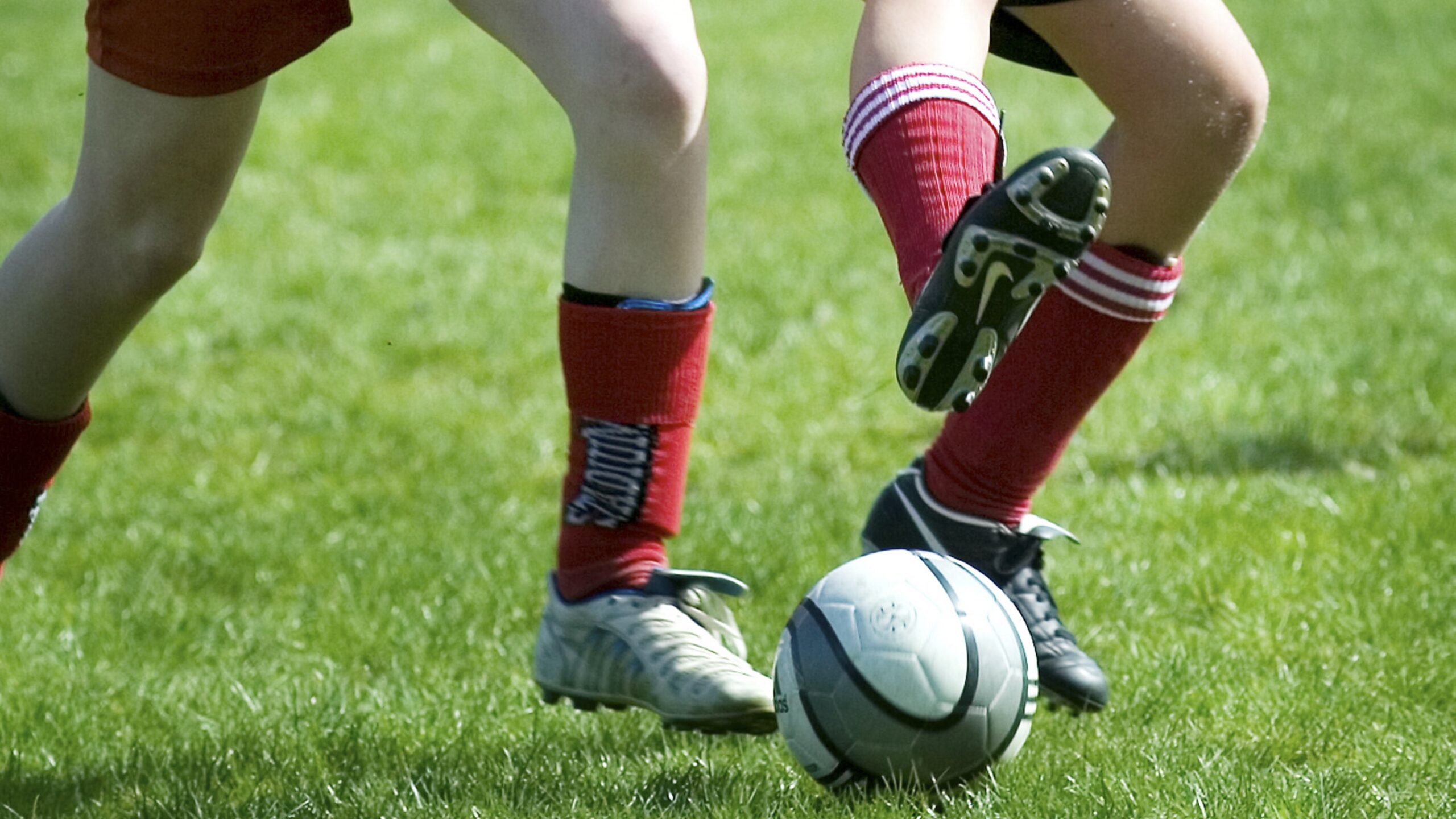 läs om kopplingen mellan fotbollsagenter och brott. upptäck hur fotbollsbranschen påverkas av olagliga aktiviteter och vilka åtgärder som vidtas för att bekämpa brottsligheten inom agentverksamheten.