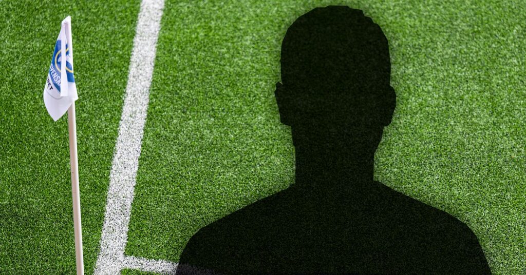 upptäck sambandet mellan fotbollsagenter och brottslighet. vi utforskar risker och exempel på brott inom fotbollsvärlden och agenternas roll. läs mer om vilka lagar och regler som gäller.