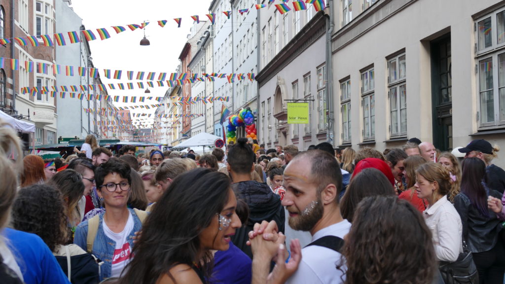 utforska framtiden för nöjesliv och upptäck hur teknik, nya trender och samhällsförändringar formar våra nöjesupplevelser. upptäck vad som väntar och hur du kan dra nytta av framtidens nöjesliv.
