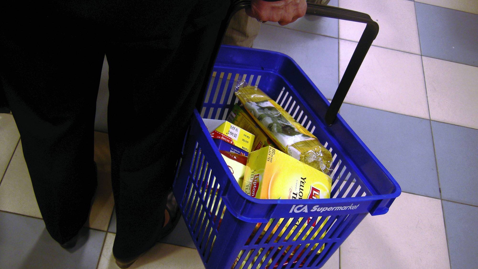 upptäck de senaste nyheterna om matpriserna som nu sjunker i sverige. få insikt i orsakerna bakom prisfallet och hur det påverkar din vardagsekonomi.