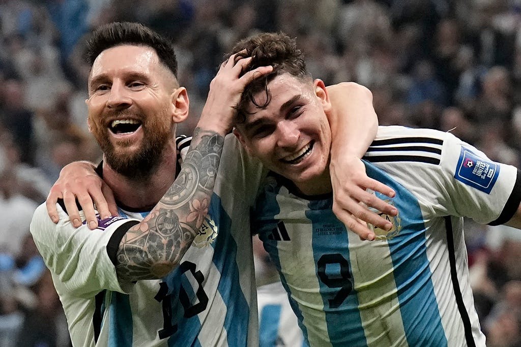 lionel messi gjorde två mål på hemmaplan och ledde sitt lag till seger. läs mer om matchens höjdpunkter och messis imponerande prestation.