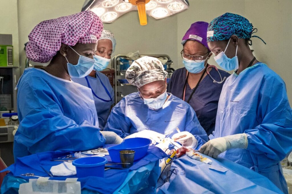 läs allt om operationer – från förberedelser och olika typer av kirurgiska ingrepp till återhämtning och vad du bör tänka på före och efter en operation.