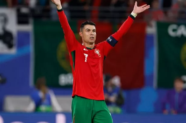 cristiano ronaldo hyllar diogo jota för hans insatser på fotbollsplanen. läs mer om ronaldos lovord om jotas prestationer och deras samarbete i landslaget.