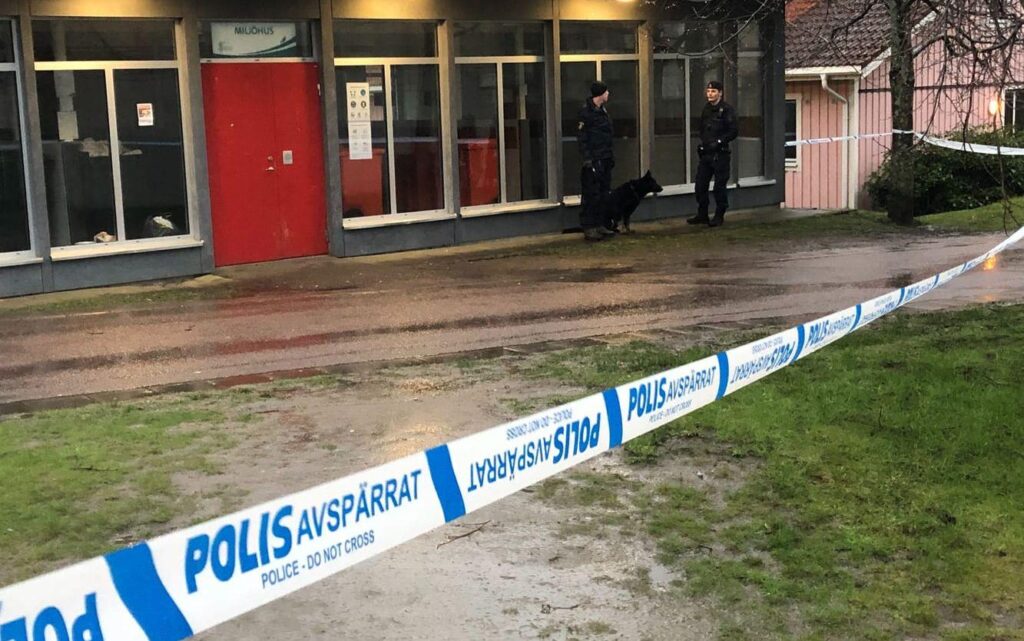 en man har avlidit efter en skottlossning i hagsätra. polisen utreder händelsen och söker vittnen. läs de senaste nyheterna om skottlossningen här.