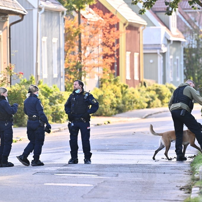 senaste nytt: skottlossning i huddinge där en tonåring har gripits av polisen. läs mer om händelsen, polisens insats och det aktuella läget.