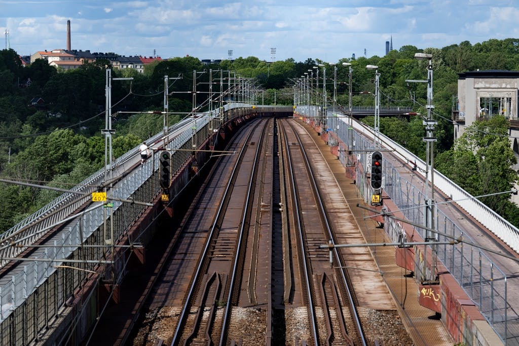 upptäck de bästa tågstopp i stockholm – praktisk information om stationer, avgångar och populära resmål. planera din resa smidigt med vår guide för stockholms tågresenärer.