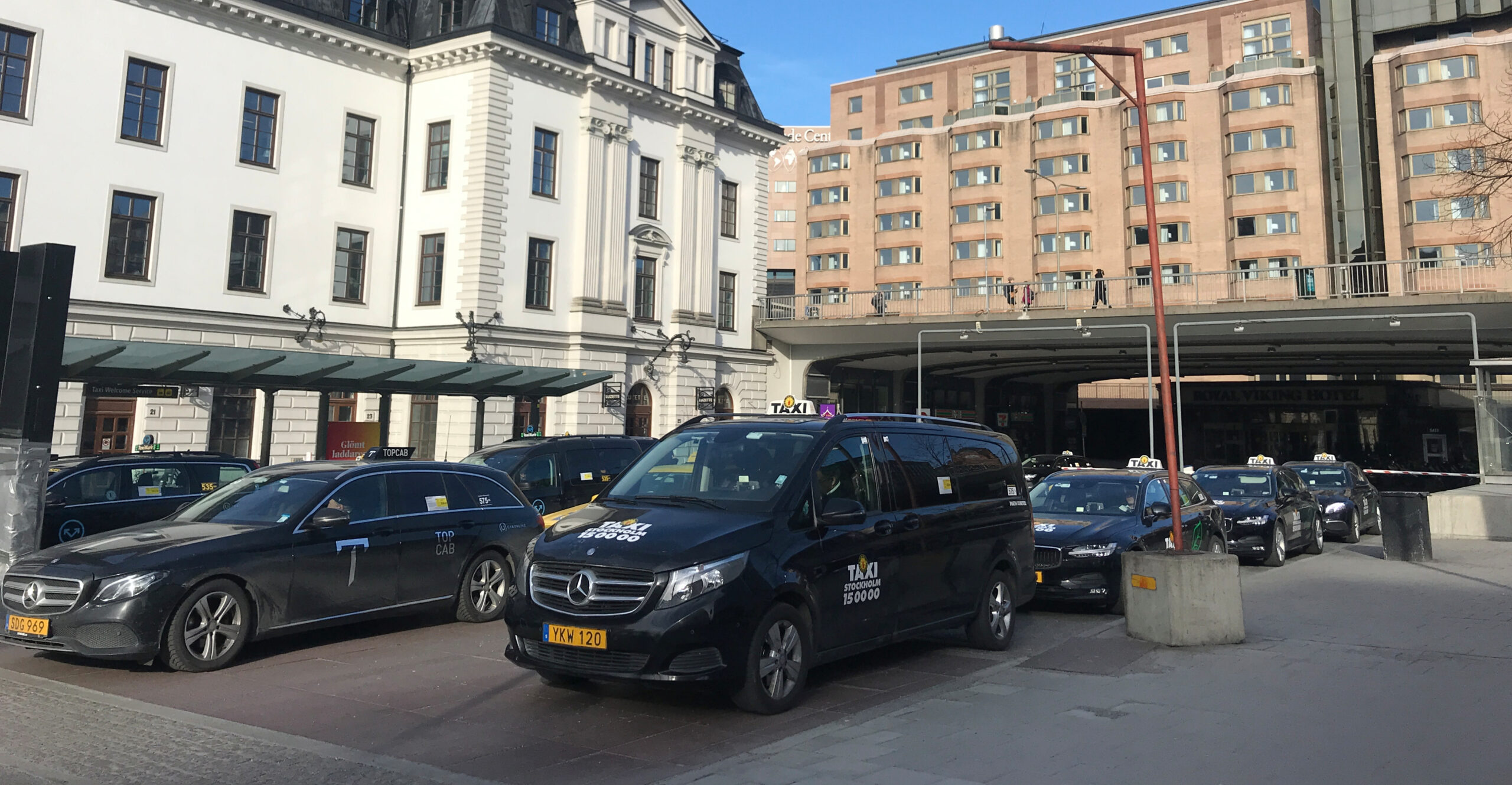 hitta pålitliga taxibilar i stockholm. jämför priser, boka snabbt och enkelt taxi till och från city, flygplatser och andra destinationer i stockholm.