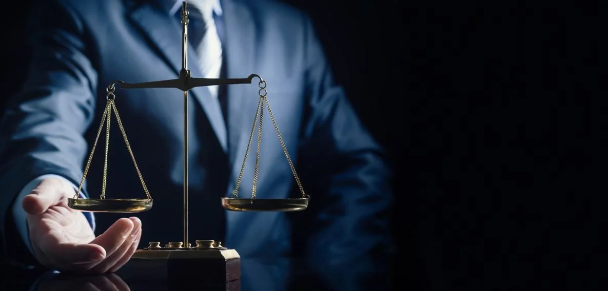 upptäck vad en traumatisk rättsprocess innebär, dess påverkan på individer och hur man kan hantera stress och trauma inom rättssystemet i sverige.