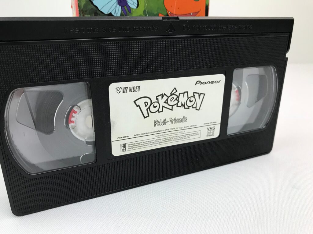 upptäck ett brett utbud av vhs-band och sällsynta pokémonkort. perfekt för samlare och nostalgiker som vill återuppleva klassiska filmer och hitta unika pokémonkort till sin samling.