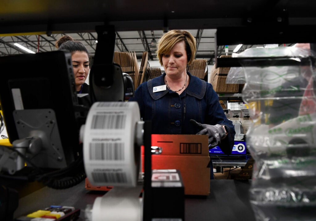 amazon genomför nedskärningar och planerar att säga upp 14 000 anställda globalt. läs mer om bakgrunden till beslutet och hur det påverkar de anställda samt företagets framtid.