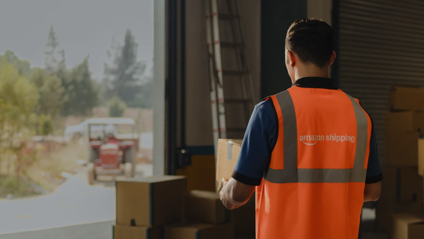 upptäck varför amazon genomför nedskärningar av 14 000 jobb och hur detta påverkar företagets framtida strategi och anställda.