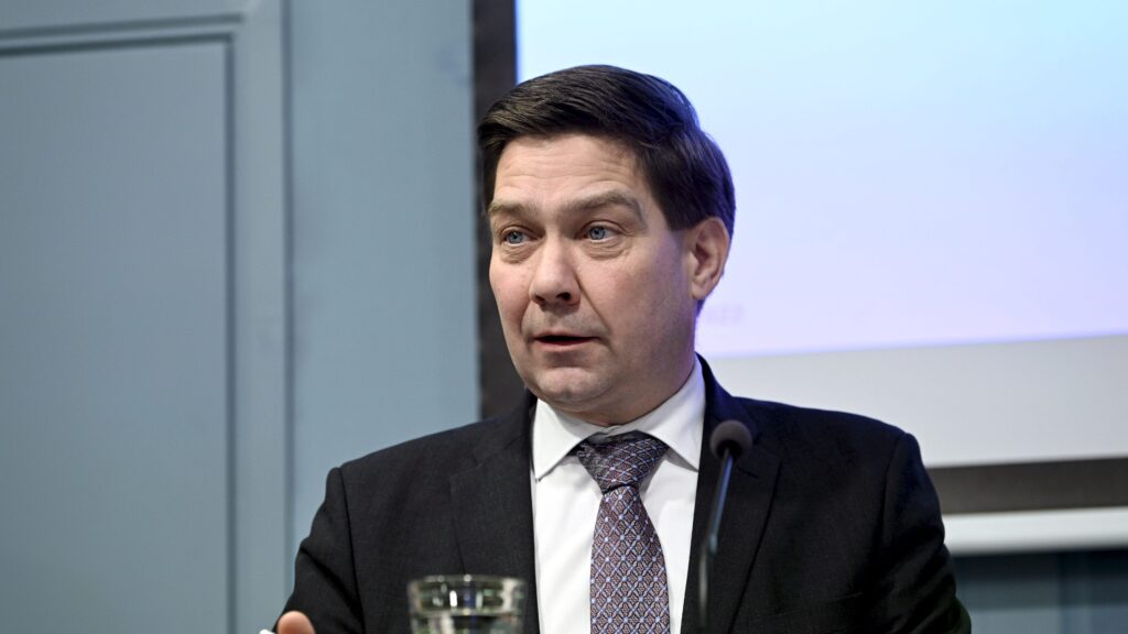 läs om hur blomqvist bemöter kritiken. upptäck hans svar, resonemang och kommentarer kring de omdiskuterade frågorna. få hela bilden här.