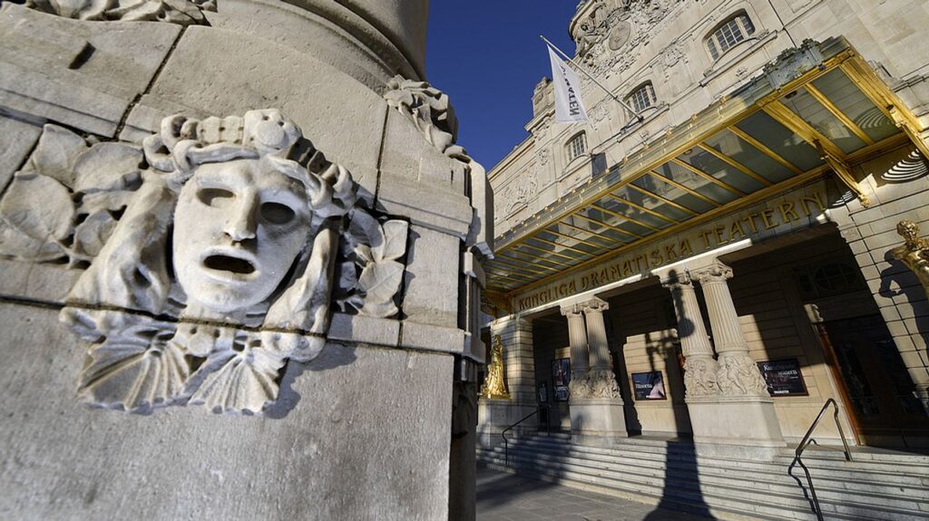 läs om diskrimineringsstämningen mot dramaten. upptäck bakgrunden, parternas argument och vad det betyder för kulturlivet i sverige.