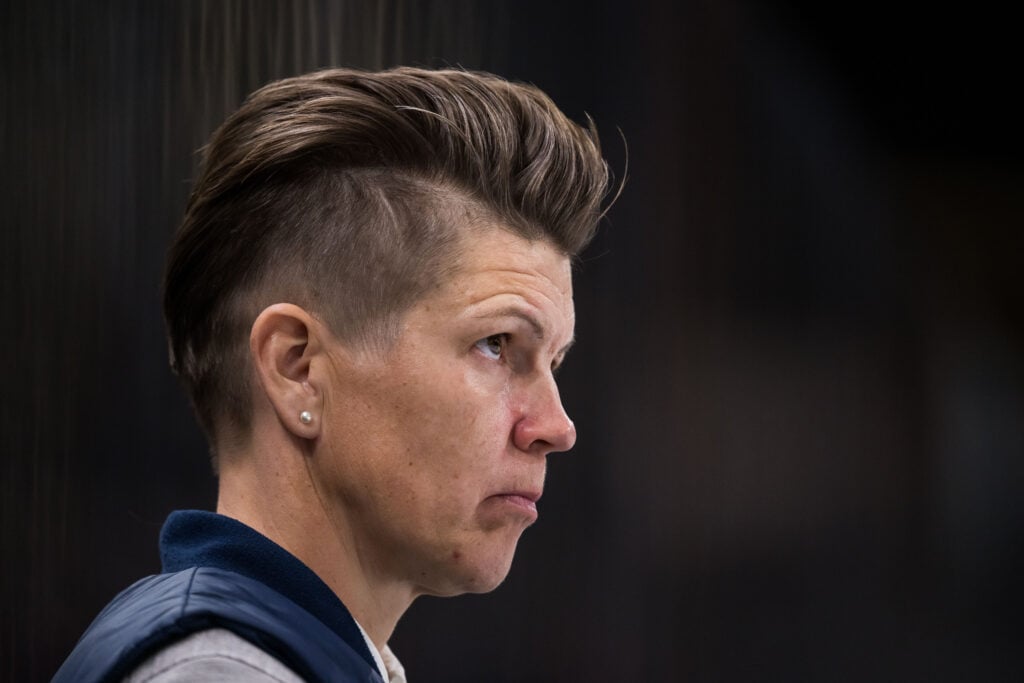 lär dig mer om erika holst, den svenska ishockeylegendaren och nuvarande förbundskapten. upptäck hennes karriär, meriter och ledarskapsstil inom svensk ishockey.