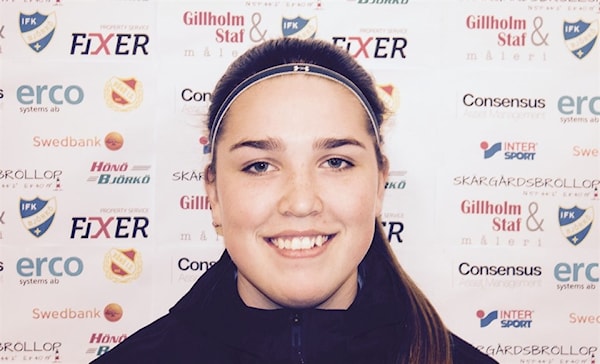 läs om hur felicia hyllar sin lagkamrat och lyfter fram lagandan. inspirerande berättelse om vänskap och samarbete inom sporten.