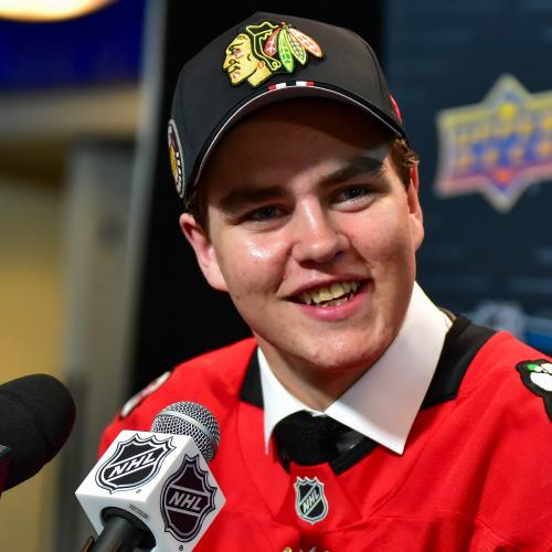 läs om hur frondell hyllas i shl för sina prestationer och insatser på isen. upptäck varför laget och fansen uppskattar denna skickliga spelare.