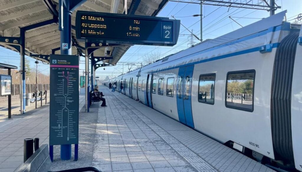få senaste uppdateringarna om inställda avgångar mellan stockholm och uppsala. kontrollera tidtabeller och trafikinformation för att planera din resa smidigt.