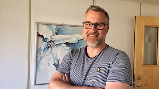 jonas andersson diskuterar möjliga efterträdare till sam hallam och analyserar alternativen för rollen som huvudtränare inom svensk ishockey.