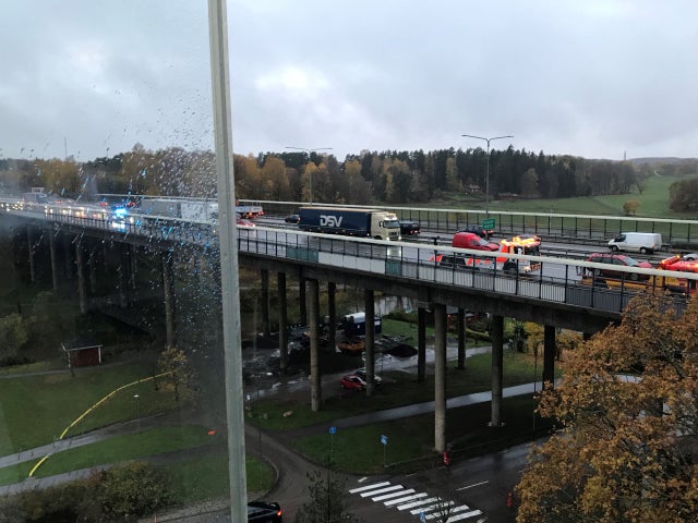 läs om den senaste trafikinformationen efter olyckor som orsakar kökaos. få uppdateringar om vägarnas läge, avstängningar och tips för att undvika förseningar i trafiken.